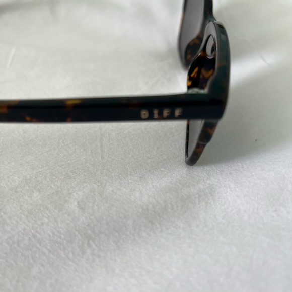 DIFF Billie Shadow Tortoise Grey Polarized Sunglasses Unisex - Picture 9 of 15